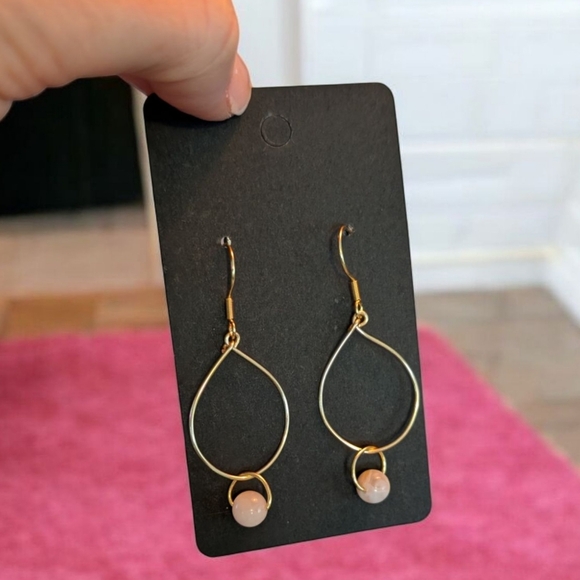 Elegant 18k plated Gold Teardrop Earrings semi-precious bead - Picture 2 of 2